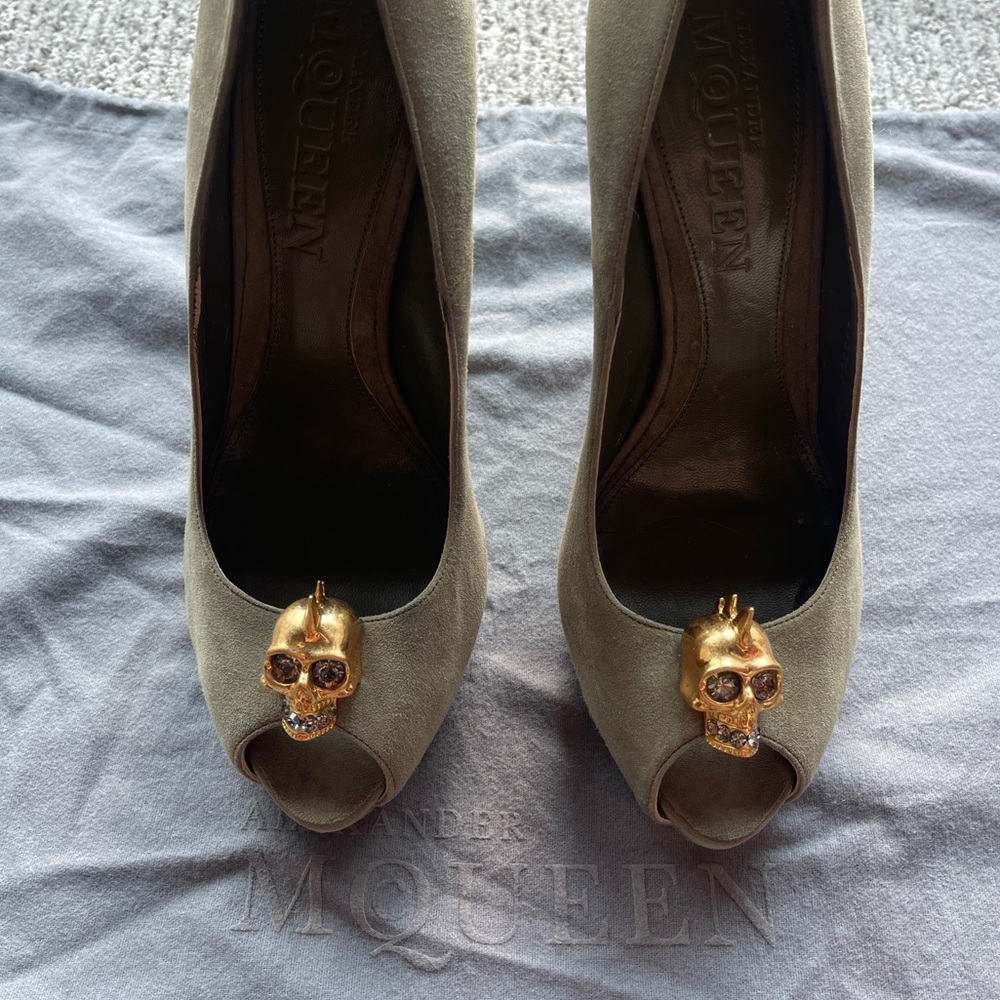 Alexander McQueen green suede heels gold accent size 39/8.5